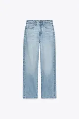 Jeans de tiro alto color celeste, corte recto y largo, con cinco bolsillos y cierre frontal con cremallera y botón.