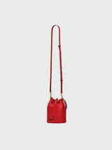 Bolso bombonera Marc Jacobs modelo The Mini Bucket, color beige con logo estampado en el frente y asa corta de cuerda.