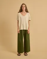 Remera marrón de lino y algodón, con escote en V y mangas cortas.
