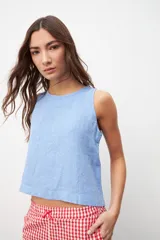 Musculosa celeste de lino con corte recto y cuello redondo.