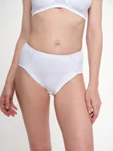 Bombacha tiro alto color blanco con laterales anchos.