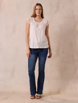 Blusa color beige en tejido elastizado, con cuello redondo y mangas cortas con aplique de crochet.