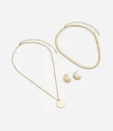 Conjunto de collar y aros dorados. El collar incluye una cadena fina con dije circular y una cadena gruesa tipo serpiente. Los aros son pequeños aros gruesos.