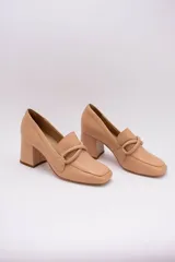 Zapato clásico de cuero azul marino, con aplique decorativo en el empeine y taco cuadrado.