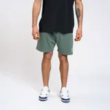 Bermuda de nylon con estampado y bolsillos, color verde militar.