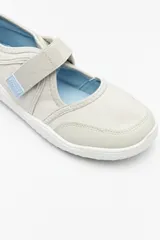 Guillerminas ergonómicas color gris claro con detalle rosa en el talón, inspiradas en el calzado barefoot. Cuenta con tira ajustable de velcro.