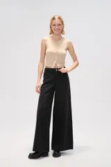 Pantalón ancho de denim negro, tiro alto y corte palazzo.