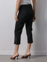 Pantalón capri negro de gabardina elastizada con pretina ancha elastizada y ruedo con aplique de crochet.