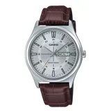 Reloj analógico Casio para hombre, con caja plateada de acero inoxidable y correa marrón de cuero con textura.