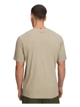 Remera celeste de Under Armour, corte clásico, mangas cortas y logo estampado en el pecho.