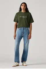 Pantalón de jean celeste, corte recto, tiro medio, con bolsillos delanteros y traseros.