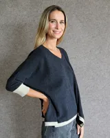 Buzo de lambswool gris con corte amplio y mangas largas.
