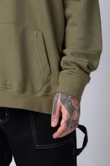 Buzo canguro negro de algodón friza, corte oversize y estampado de una rosa roja en el pecho.