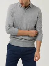 Sweater gris de lana merino con cuello camisero y abotonado frontal.