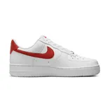 Zapatillas Nike Air Force 1 color beige con detalles en crema, suela blanca y base color caramelo.