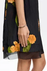 Pulsera dorada de doble cadena, una con perlas y otra con letras negras que forman la marca Bimba y Lola.