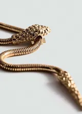 Collar dorado con diseño de serpiente y cierre metálico a presión.