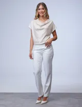 Pantalón negro de gabardina, marca Zac & Rachel, de corte recto, con pretina con faja interna y bolsillos delanteros y traseros.