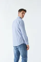 Camisa de hombre a rayas verticales azules y blancas, corte slim fit, con logo bordado en el pecho.