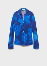 Camisa azul con estampado floral, de corte recto, cuello camisero y manga larga.