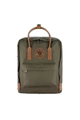 Mochila Fjallraven Kanken No. 2 color marrón claro, con logo circular de la marca en el frente y detalles en cuero marrón.
