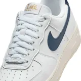 Zapatillas de cuero blanco con detalles en azul marino, diseño clásico y suela de goma.