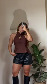 Top ajustado color marrón chocolate, con cuello halter que se ata con lazos en la parte delantera y tiras ajustables en la espalda.