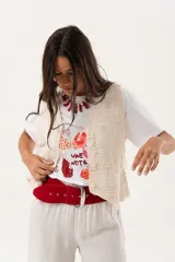 Remera blanca de algodón y poliéster con cuello redondo y estampado de mujeres tomando vino y la frase "Wine Not?".