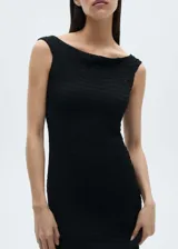 Vestido midi negro de tejido texturizado, con cuello barco y sin mangas.