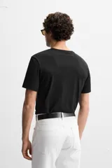 Camiseta slim fit de cuello redondo y manga corta, confeccionada en tejido de algodón con elasticidad.