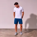 Short deportivo azul con cintura elástica y logo estampado en la pierna.