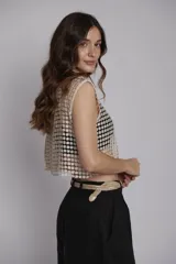 Bermuda blanca de lino, corte sastre, tiro alto, largo a la rodilla y bolsillos laterales.