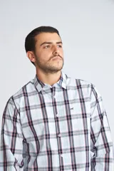 Camisa de hombre a cuadros color beige y azul marino, de corte slim fit, con mangas largas, cartera abotonada y logo bordado en el pecho. Confeccionada en algodón.