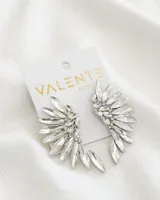 Par de aros colgantes plateados con forma de abanico, con incrustaciones de strass transparente.