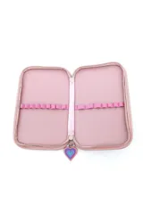 Cartuchera acolchada color celeste/turquesa con borde rosa. Presenta un aplique frontal de tres corazones superpuestos en tonos de lila y violeta, con la palabra "TRDY" grabada en el corazón más grande. Incluye un dije de corazón colgante en el cierre.