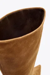 Bota de caña ancha color marrón de ante con tacón kitten y acabado en punta.