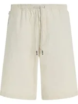Bermuda color beige de algodón y elastano, con cintura elástica ajustable con cordón, cuatro bolsillos y logo de Tommy Hilfiger bordado en el bolsillo trasero.