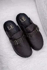 Zuecos cerrados de cuero marrón oscuro, con puntera redonda y tira ancha con hebilla metálica y ojales.