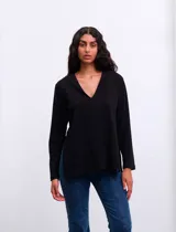 Remera negra de mangas largas con escote en V y tajos laterales.