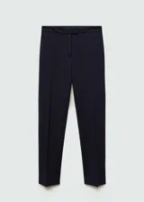 Pantalón negro de vestir, de corte recto, con cierre de cremallera y gancho, tiro medio, trabillas y bolsillos laterales y traseros.