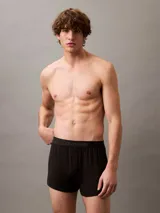 Pack de tres bóxers Calvin Klein Ultra Soft Modal negros, de corte slim y talle medio, confeccionados en micro modal y elastano, con cintura elástica distintiva con logo de la marca.