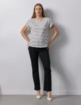 Blusa de Catherine Malandrino con estampado a rayas horizontales en blanco y gris, con apliques de botones dorados en los hombros y mangas cortas con dobladillo.