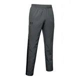 Pantalón deportivo negro de tejido ligero, con logo Under Armour estampado en blanco en la pierna izquierda.
