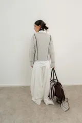 Saco de lana italiano azul con cuello en V, cierre con botones y ribetes en contraste.