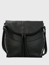 Cartera bandolera negra de ecocuero con tachas plateadas. Tiene cierre principal con cremallera, solapa con bolsillo con cierre, bolsillo interior con cierre, bolsillo trasero con cierre y correa ajustable y removible.