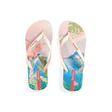 Ojotas de playa Ipanema con estampado de paisaje tropical en tonos rosa, verde y azul.