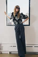 Pantalón de jean azul oscuro, de tiro medio, corte wide leg y bolsillos laterales.