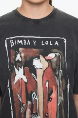 Camiseta de algodón orgánico color beige, corte oversize y manga corta ancha. Presenta un estampado central enmarcado con motivos florales y el texto "BIMBA Y LOLA" en la parte superior e inferior del diseño.