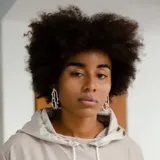 Aros plateados con forma de rama de árbol.