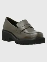 Mocasines color verde oliva con suela track negra.